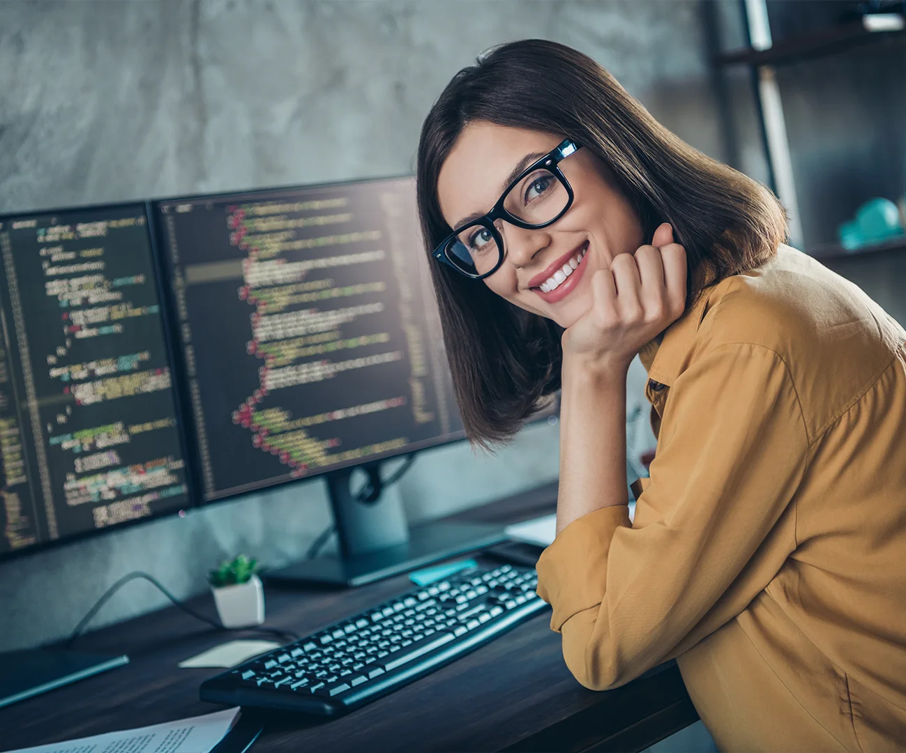 Développeuse informatique souriante